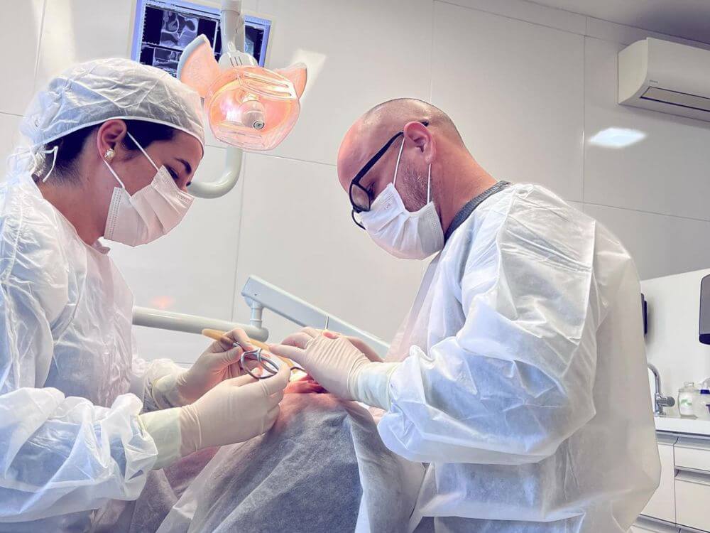 Implantes Dentários - Dr. Humberto Berwanger - Cirurgião-dentista 10 68
