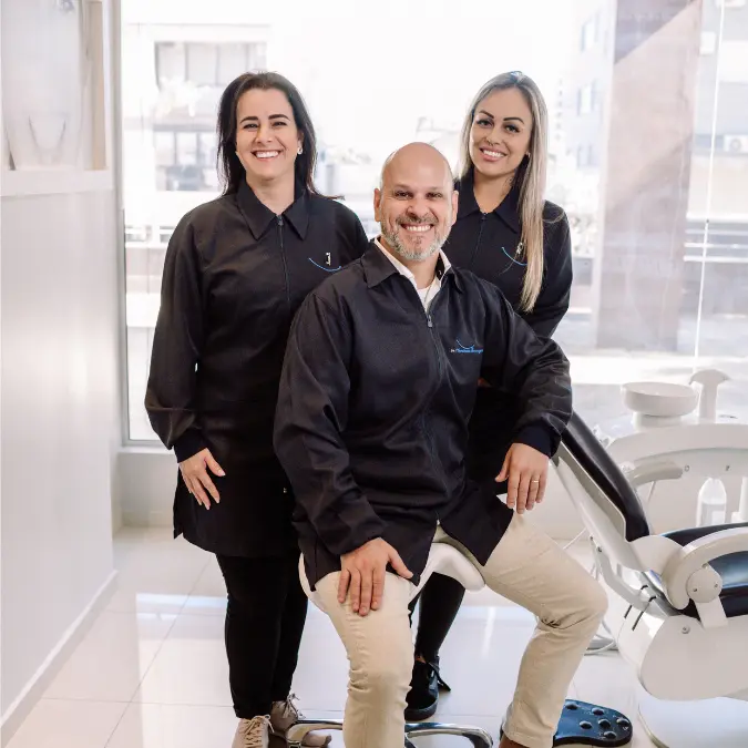 Implantes Dentários - Dr. Humberto Berwanger - Cirurgião-dentista 29 equipe 01